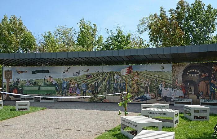 Bemalte Wand mit Motiven aus dem Weinbau