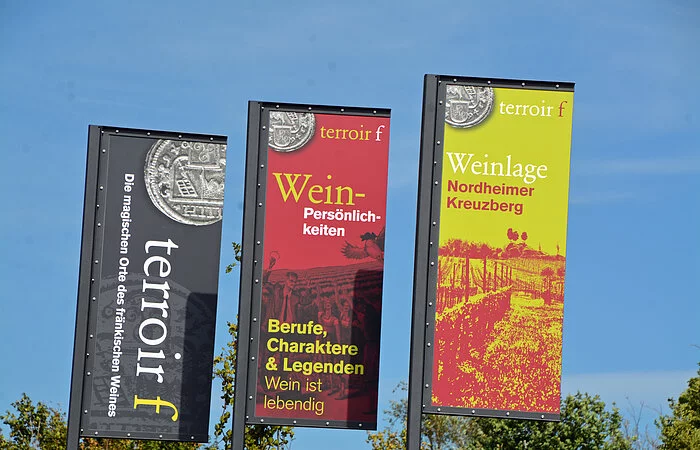 3 farbige Metallfahnen mit Aufschrift "terroir f", "Weinpersönlichkeiten" und "Nordheimer Kreuzberg"