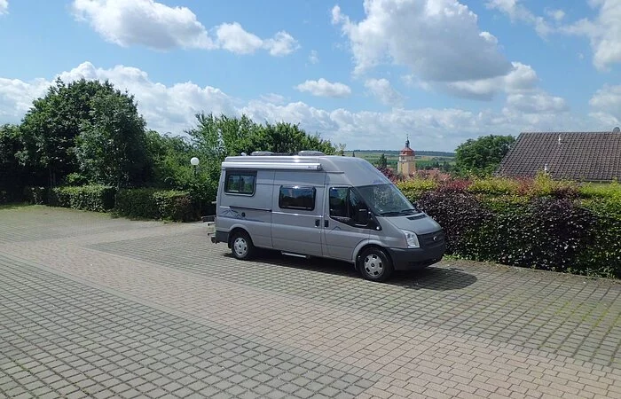 Fahrzeug auf Pflaster