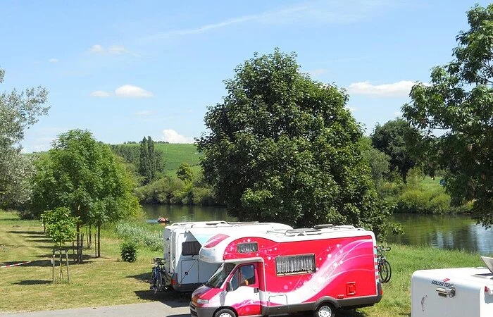 Wohnmobile direkt am Main im Grünen, im Hintergrund Weinberge