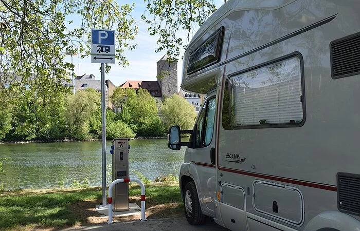 Wohnmobil direkt am Main