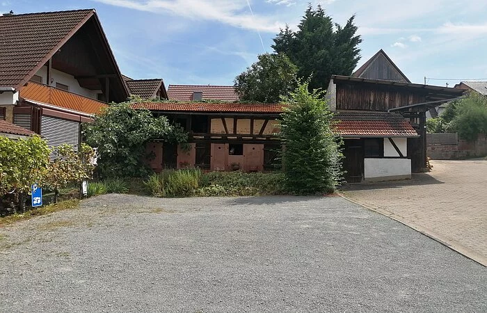 Geschotterter Platz für Wohnwagen hinter dem Weingut