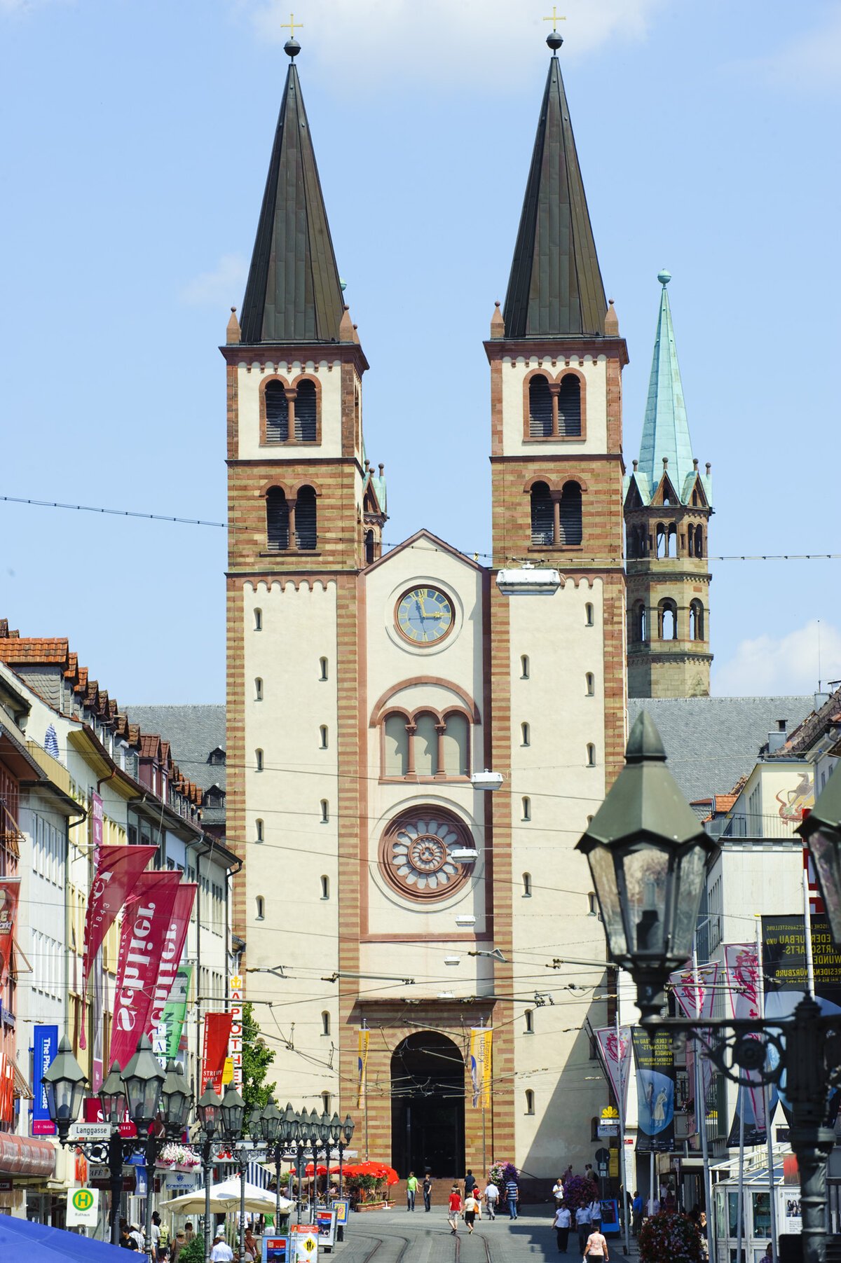 Zweitürmige Westseite der Kirchenfassade inmitten der Stadt