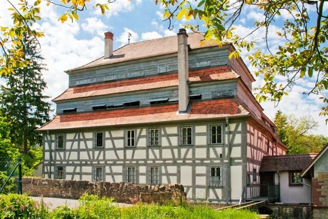 Imposantes zweigeschossiges Fachwerkhaus mit drei Dachgestühlen übereinander