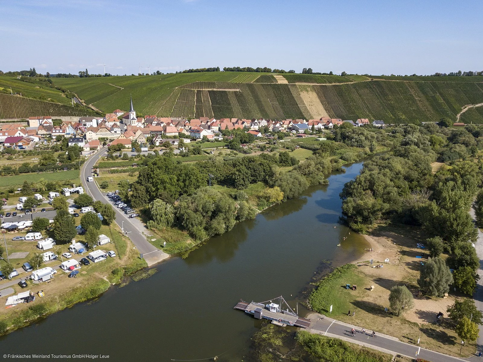 Blick auf Escherndorf mit Fähre Blick auf Escherndorf mit Fähre