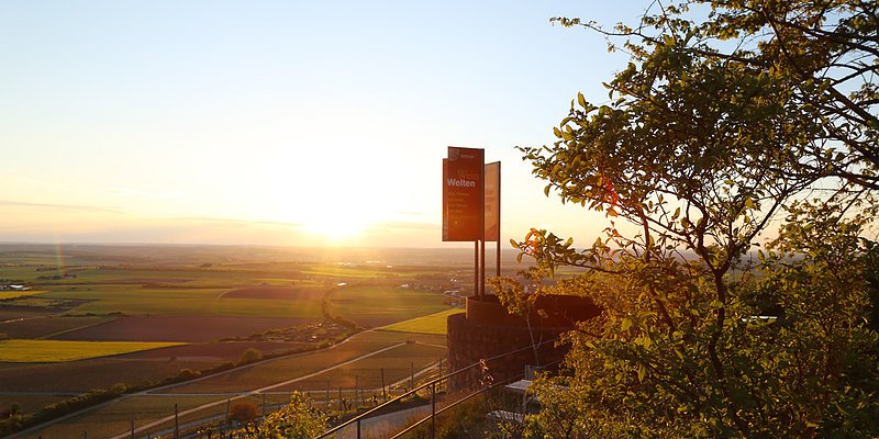 Aussichtspunkt mit Fahnen und diesigen Weitblick in der Abendsonne